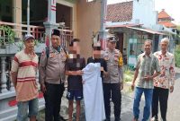 Petugas Polres Lamongan bersama warga saat mengungkap fakta di balik video pocong viral di Kelurahan Tumenggungan. (Foto Dok Ho/RadarBangsa.co.id)
