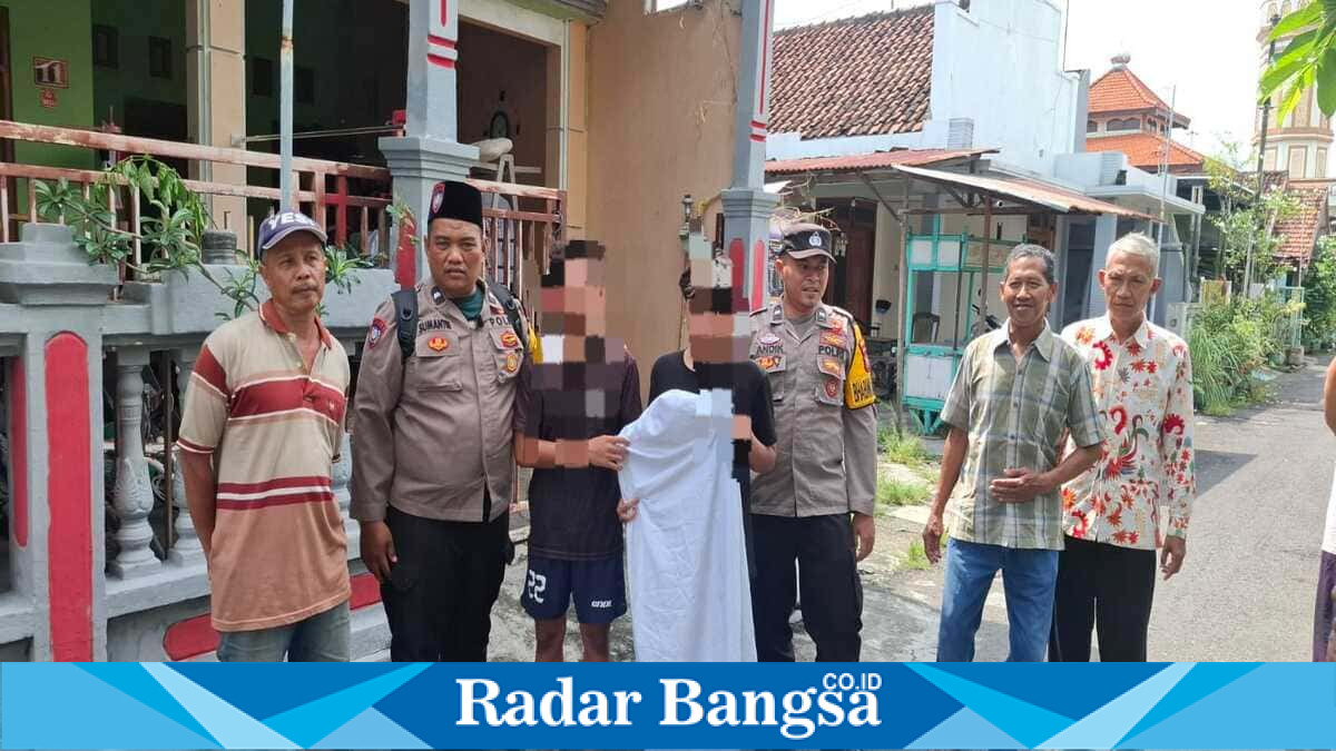 Petugas Polres Lamongan bersama warga saat mengungkap fakta di balik video pocong viral di Kelurahan Tumenggungan. (Foto Dok Ho/RadarBangsa.co.id)