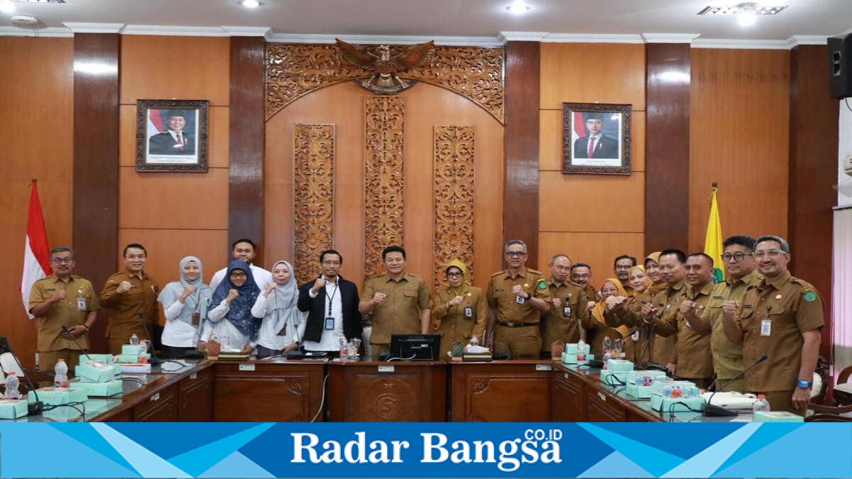 Bupati Sidoarjo Subandi mengikuti exit meeting pemeriksaan LKPD bersama BPK di Opsroom Setda Sidoarjo, Senin, 25 Mei 2026. (Foto Dok Ho/RadarBangsa.co.id)