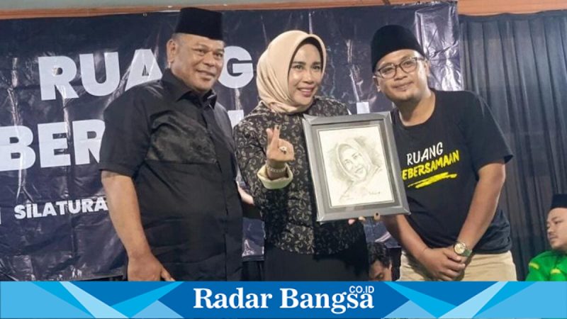    Wabup Sidoarjo Hj Mimik Idayana saat berdialog dengan warga Desa Kebaron, Tulangan, Sabtu (9/5/2026). (Foto Dok Ho/RadarBangsa.co.id)
