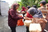 Wabup Sidoarjo Hj. Mimik Idayana saat proses pembagian daging kurban kepada warga di Kecamatan Candi, Rabu, 27 Mei 2026. (Foto Dok Ho/RadarBangsa.co.id)
