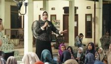 Wakil Bupati Sidoarjo Mimik Idayana berdialog dengan warga dalam forum Ruang Kebersamaan di Desa Kebaron, Sabtu (9/5/2026). (Foto Dok Ho/RadarBangsa.co.id)