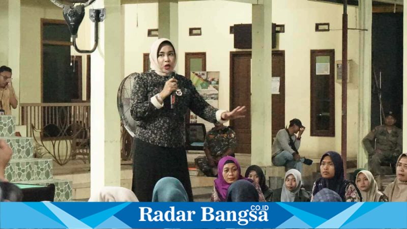 Wakil Bupati Sidoarjo Mimik Idayana berdialog dengan warga dalam forum Ruang Kebersamaan di Desa Kebaron, Sabtu (9/5/2026). (Foto Dok Ho/RadarBangsa.co.id)