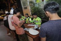 Petugas Polres Lamongan melakukan penindakan terhadap kendaraan berknalpot brong saat patroli skala besar di sejumlah titik wilayah Lamongan, Sabtu, 30 Mei 2026 malam. (Foto Dok Ho/RadarBangsa.co.id)