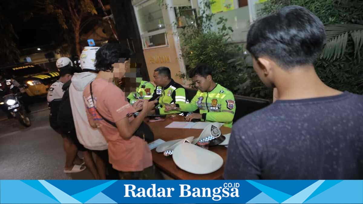 Petugas Polres Lamongan melakukan penindakan terhadap kendaraan berknalpot brong saat patroli skala besar di sejumlah titik wilayah Lamongan, Sabtu, 30 Mei 2026 malam. (Foto Dok Ho/RadarBangsa.co.id)