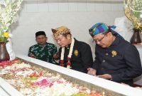Bupati Lamongan Yuhronur Efendi bersama Ketua DPRD Lamongan saat ziarah leluhur rangkaian HJL ke-457 di Tumenggungan, Senin (25/5/2026). (Foto Dok Ho/RadarBangsa.co.id)