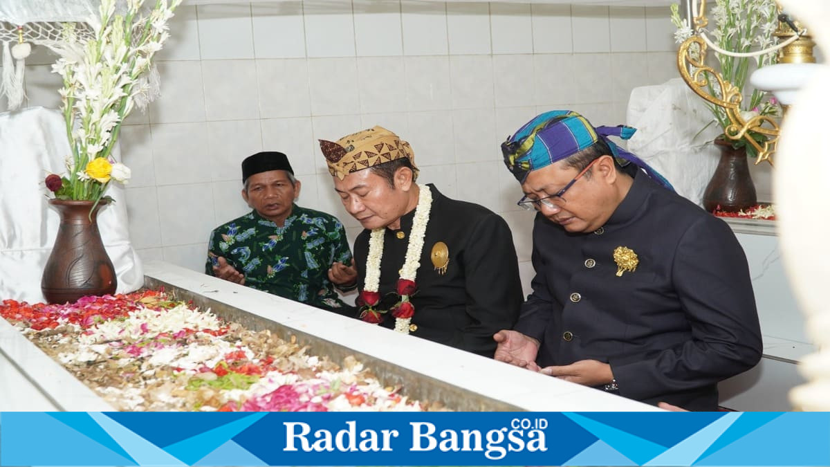 Bupati Lamongan Yuhronur Efendi bersama Ketua DPRD Lamongan saat ziarah leluhur rangkaian HJL ke-457 di Tumenggungan, Senin (25/5/2026). (Foto Dok Ho/RadarBangsa.co.id)