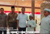 Bupati Bangkalan menyerahkan bantuan kepada anak yatim saat peringatan 10 Muharam 1448 Hijriah di Pendopo Agung Bangkalan, Kamis (25/6/2026). (Foto Dok Ho/RadarBangsa.co.id)