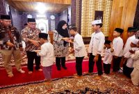 Bupati Banyuwangi Ipuk Fiestiandani menyerahkan santunan kepada anak yatim usai doa bersama peringatan 10 Muharram 1448 Hijriah di Masjid Babussalam Kantor Pemkab Banyuwangi, Kamis (25/6/2026). (Foto Dok Ho/RadarBangsa.co.id)