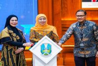 Gubernur Jawa Timur Khofifah Indar Parawansa meluncurkan program 143 ribu kuota beasiswa bagi pelajar dan mahasiswa di Gedung Negara Grahadi, Surabaya, Jumat (19/6/2026). (Foto Dok Ho/RadarBangsa.co.id)