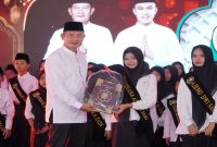 Bupati Lamongan Yuhronur Efendi mengukuhkan 3.162 hafidz dan hafidzah usai dinyatakan lulus ujian tahfidz di Alun-alun Lamongan, Rabu (17/6/2026). (Foto Dok Ho/RadarBangsa.co.id)