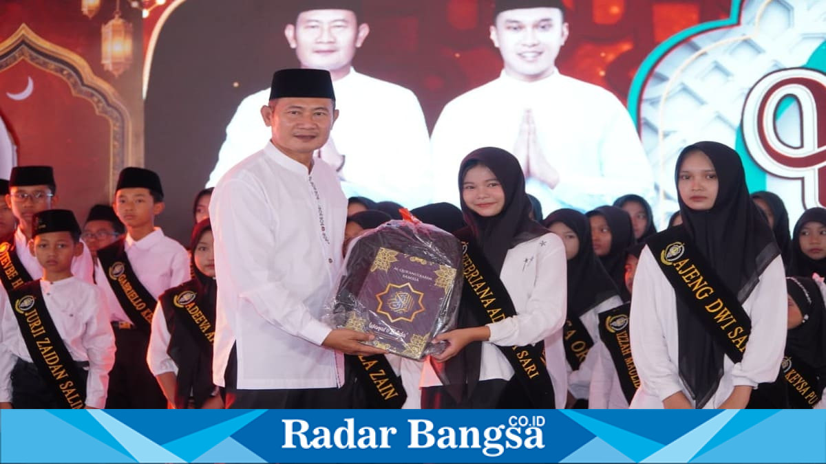 Bupati Lamongan Yuhronur Efendi mengukuhkan 3.162 hafidz dan hafidzah usai dinyatakan lulus ujian tahfidz di Alun-alun Lamongan, Rabu (17/6/2026). (Foto Dok Ho/RadarBangsa.co.id)