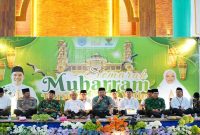 Wali Kota Probolinggo Aminuddin menyerahkan santunan kepada anak yatim pada peringatan Tahun Baru Islam 1448 Hijriah di Masjid Agung Raudlatul Jannah, Kamis (25/6/2026). (Foto Dok Ho/RadarBangsa.co.id)