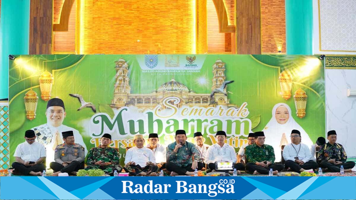 Wali Kota Probolinggo Aminuddin menyerahkan santunan kepada anak yatim pada peringatan Tahun Baru Islam 1448 Hijriah di Masjid Agung Raudlatul Jannah, Kamis (25/6/2026). (Foto Dok Ho/RadarBangsa.co.id)