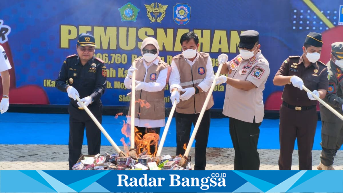 Pemusnahan 9.096.760 batang rokok ilegal hasil penindakan Bea Cukai Sidoarjo dilakukan di SIHT Porong, Rabu (24/6/2026). (Foto Dok Ho/RadarBangsa.co.id)