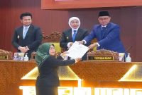 Gubernur Jawa Timur Khofifah Indar Parawansa menyampaikan Nota Keuangan Raperda Pertanggungjawaban APBD 2025 dalam Sidang Paripurna DPRD Jatim, Senin (22/6/2026). (Foto Dok Ho/RadarBangsa.co.id)