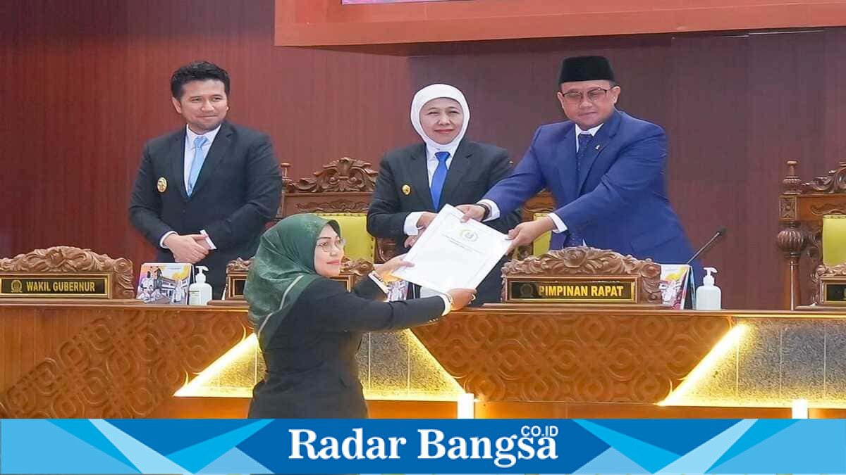 Gubernur Jawa Timur Khofifah Indar Parawansa menyampaikan Nota Keuangan Raperda Pertanggungjawaban APBD 2025 dalam Sidang Paripurna DPRD Jatim, Senin (22/6/2026). (Foto Dok Ho/RadarBangsa.co.id)