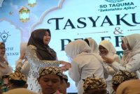 Anggota DPD RI Dr. Lia Istifhama, M.E.I., memberikan motivasi kepada siswa kelas VI dalam acara tasyakuran dan pelepasan SD Taqwimul Ummah (Taquma) Surabaya, Senin (8/6/2026). (Foto Dok Ho/RadarBangsa.co.id)