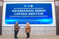 Wakil Gubernur NTB Hj. Indah Dhamayanti Putri menerima penghargaan dari Kepala BSSN RI Nugroho Sulistyo Budi di Universitas Mataram, Selasa (23/6/2026). (Foto Dok Ho/RadarBangsa.co.id)