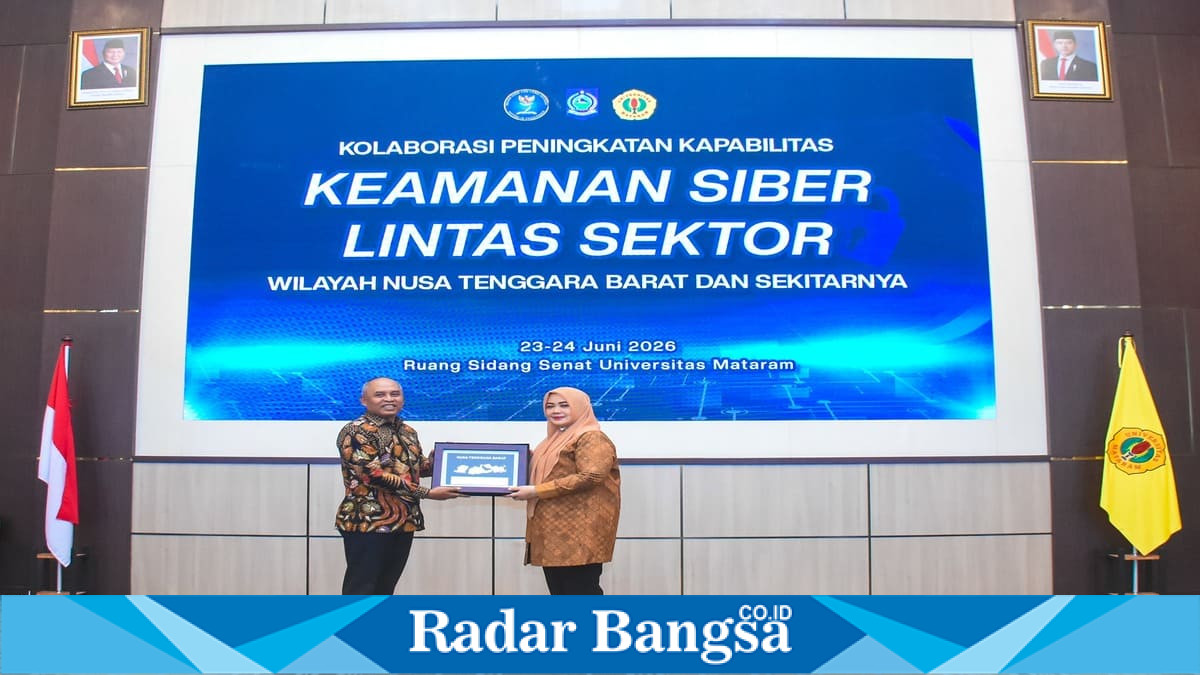 Wakil Gubernur NTB Hj. Indah Dhamayanti Putri menerima penghargaan dari Kepala BSSN RI Nugroho Sulistyo Budi di Universitas Mataram, Selasa (23/6/2026). (Foto Dok Ho/RadarBangsa.co.id)