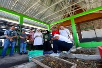 Aktivitas pengolahan sampah di TPS 3R Omah Olah Sampah Kelurahan Bakungan, Banyuwangi, yang melayani sekitar 3.000 warga. (Foto Dok Ho/RadarBangsa.co.id)