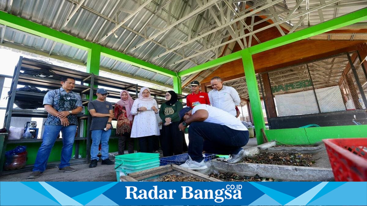 Aktivitas pengolahan sampah di TPS 3R Omah Olah Sampah Kelurahan Bakungan, Banyuwangi, yang melayani sekitar 3.000 warga. (Foto Dok Ho/RadarBangsa.co.id)