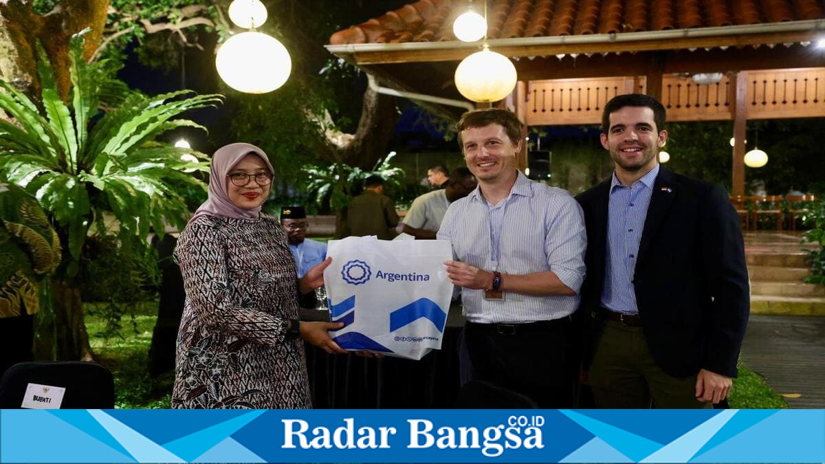 Bupati Banyuwangi Ipuk Fiestiandani menerima delegasi dari 16 negara peserta Capacity Building for Like-Minded Countries: Sustainable Timber di Pendopo Banyuwangi, Rabu malam (24/6/2026). (Foto Dok Ho/RadarBangsa.co.id)