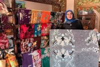 Pembatik asal Desa Cangkring Malang, Pasuruan, Nurita Iza Rosdiany memperlihatkan batik motif daun lontar yang terinspirasi pohon siwalan, Senin (22/6/2026). (Foto Dok Ho/RadarBangsa.co.id)