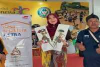 Anggota DPD RI asal Jawa Timur, Lia Istifhama, meninjau stan budaya pada Edu Kampus School 2026 di Jatim Expo Surabaya, Jumat, 5 Juni 2026. (Foto: Dok Ho/RadarBangsa.co.id)