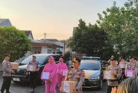 Kapolsek Semarang Tengah Kompol Sugito bersama Bhayangkari Ranting Semarang Tengah menyerahkan bantuan kepada warga terdampak kebakaran di Jagalan Timur, Semarang, Rabu, 17 Juni 2026. (Foto Dok Ho/RadarBangsa.co.id)
