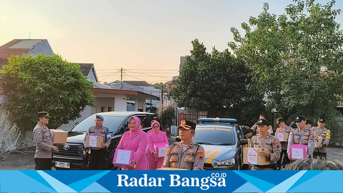 Kapolsek Semarang Tengah Kompol Sugito bersama Bhayangkari Ranting Semarang Tengah menyerahkan bantuan kepada warga terdampak kebakaran di Jagalan Timur, Semarang, Rabu, 17 Juni 2026. (Foto Dok Ho/RadarBangsa.co.id)