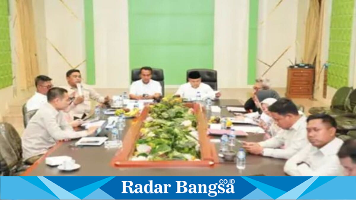 Bupati Bangkalan Lukman Hakim memimpin FGD bersama jajaran Perseroda Bangkalan di Pendopo Agung Bangkalan, Rabu (24/6/2026), membahas strategi penguatan BUMD dan peningkatan PAD daerah. (Foto Dok Ho/RadarBangsa.co.id)