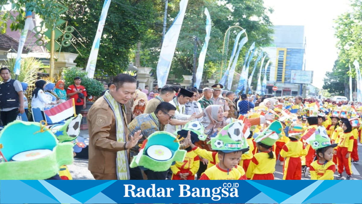 Bupati Lamongan Yuhronur Efendi membuka Gebyar PAUD Lamongan 2026 di Alun-alun Lamongan, Senin (22/6), sekaligus meluncurkan Kurikulum LENTERA. (Foto Dok Ho/RadarBangsa.co.id)