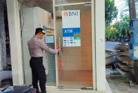 Personel Polsek Laren melakukan patroli dan pengawasan di area mesin ATM di Kecamatan Laren, Lamongan, Jumat (26/6/2026), guna mencegah kejahatan bermodus ganjal ATM. (Foto Dok Ho/RadarBangsa.co.id)