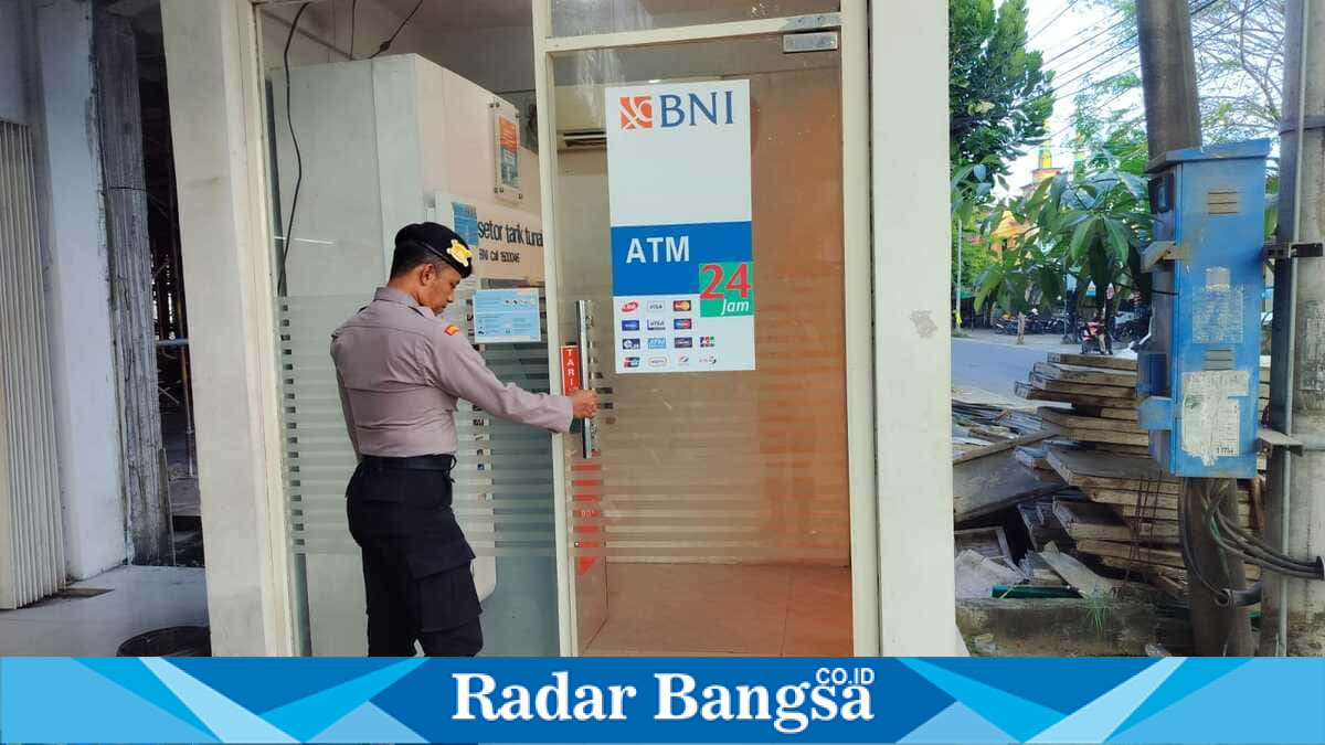 Personel Polsek Laren melakukan patroli dan pengawasan di area mesin ATM di Kecamatan Laren, Lamongan, Jumat (26/6/2026), guna mencegah kejahatan bermodus ganjal ATM. (Foto Dok Ho/RadarBangsa.co.id)