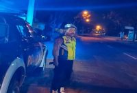 Petugas Polsek Tikung melakukan patroli Blue Light di sejumlah titik rawan wilayah Kecamatan Tikung, Lamongan, Sabtu dini hari (20/6/2026), guna mencegah kriminalitas dan balap liar. (Foto Dok Ho/RadarBangsa.co.id)