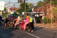 Personel Polsek Tikung melaksanakan Commander Wish pagi di Simpang Tiga depan Mapolsek Tikung dan Simpang Tiga Pule, Selasa (23/6/2026), untuk menjaga kelancaran arus lalu lintas. (Foto Dok Ho/RadarBangsa.co.id)