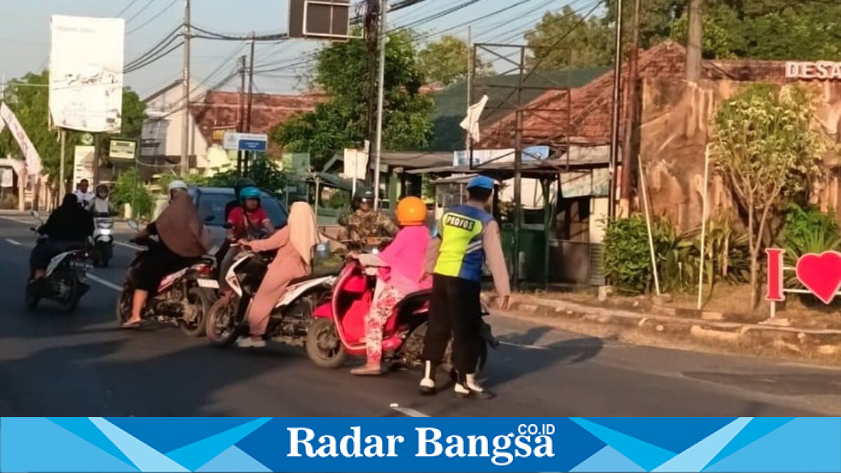 Personel Polsek Tikung melaksanakan Commander Wish pagi di Simpang Tiga depan Mapolsek Tikung dan Simpang Tiga Pule, Selasa (23/6/2026), untuk menjaga kelancaran arus lalu lintas. (Foto Dok Ho/RadarBangsa.co.id)