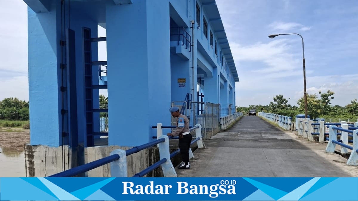 Petugas Polsek Laren melakukan pemantauan tinggi muka air Bengawan Solo di Pintu Air Floodway Plangwot, Minggu (28/6/2026). (Foto Dok Ho/RadarBangsa.co.id)
