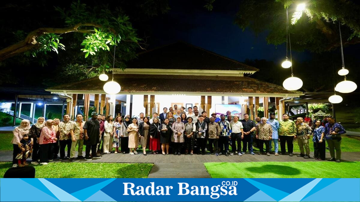 Bupati Banyuwangi Ipuk Fiestiandani menerima 36 delegasi dari 16 negara peserta Capacity Building for Like-Minded Countries: Sustainable Timber di Pendopo Banyuwangi, Rabu (24/6/2026). (Foto Dok Ho/RadarBangsa.co.id)