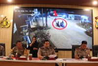 Kapolres Lamongan AKBP Arif Fazlurrahman saat konferensi pers pengungkapan kasus curanmor di Warung Brewnco 26, Desa Blawirejo, Kedungpring, Lamongan. (Foto Dok Ho/RadarBangsa.co.id)