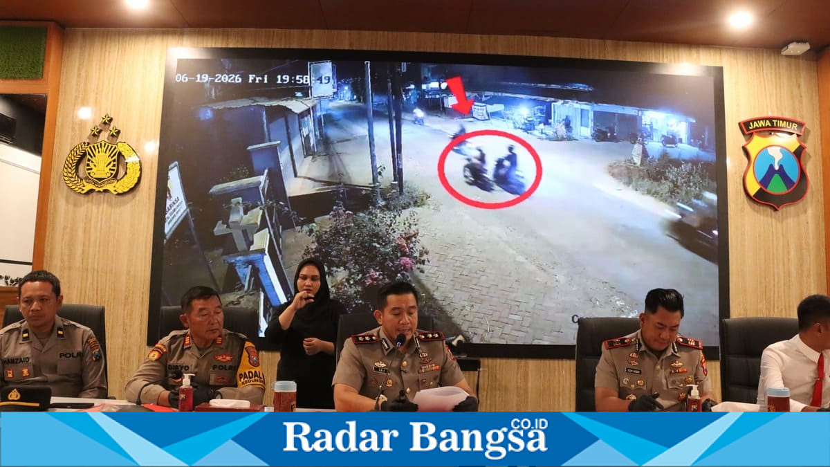 Kapolres Lamongan AKBP Arif Fazlurrahman saat konferensi pers pengungkapan kasus curanmor di Warung Brewnco 26, Desa Blawirejo, Kedungpring, Lamongan. (Foto Dok Ho/RadarBangsa.co.id)