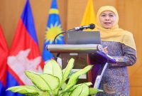 Gubernur Jawa Timur Khofifah Indar Parawansa memaparkan transformasi pendidikan dan inovasi daerah di Pusjar SKMP LAN RI Makassar, Jumat, 26 Juni 2026. (Foto Dok Ho/RadarBangsa.co.id)