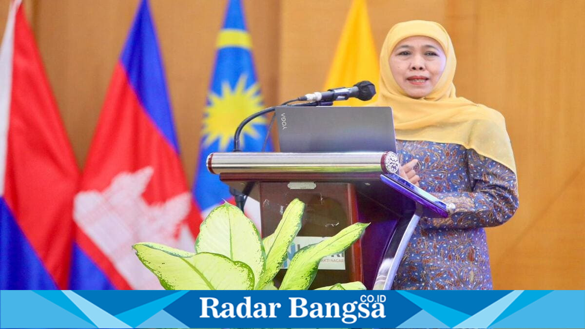 Gubernur Jawa Timur Khofifah Indar Parawansa memaparkan transformasi pendidikan dan inovasi daerah di Pusjar SKMP LAN RI Makassar, Jumat, 26 Juni 2026. (Foto Dok Ho/RadarBangsa.co.id)
