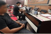 Terduga pelaku, SDi, menjalani pemeriksaan oleh penyidik Unit I Satreskrim Polres Lamongan terkait dugaan penggelapan uang hasil penjualan toko buah, Rabu (24/6/2026). (Foto Dok Ho/RadarBangsa.co.id)