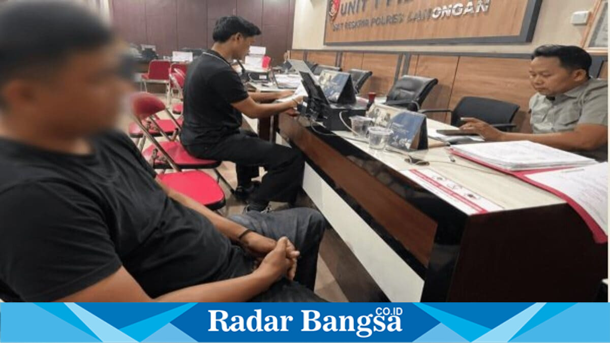 Terduga pelaku, SDi, menjalani pemeriksaan oleh penyidik Unit I Satreskrim Polres Lamongan terkait dugaan penggelapan uang hasil penjualan toko buah, Rabu (24/6/2026). (Foto Dok Ho/RadarBangsa.co.id)