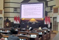 Bupati Jember Gus Fawait menyerahkan nota pengantar enam Raperda dalam rapat paripurna di Kantor DPRD Jember, Sabtu (20/6/2026). (Foto Dok Ho/RadarBangsa.co.id)