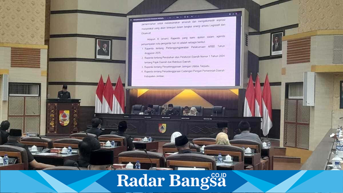 Bupati Jember Gus Fawait menyerahkan nota pengantar enam Raperda dalam rapat paripurna di Kantor DPRD Jember, Sabtu (20/6/2026). (Foto Dok Ho/RadarBangsa.co.id)