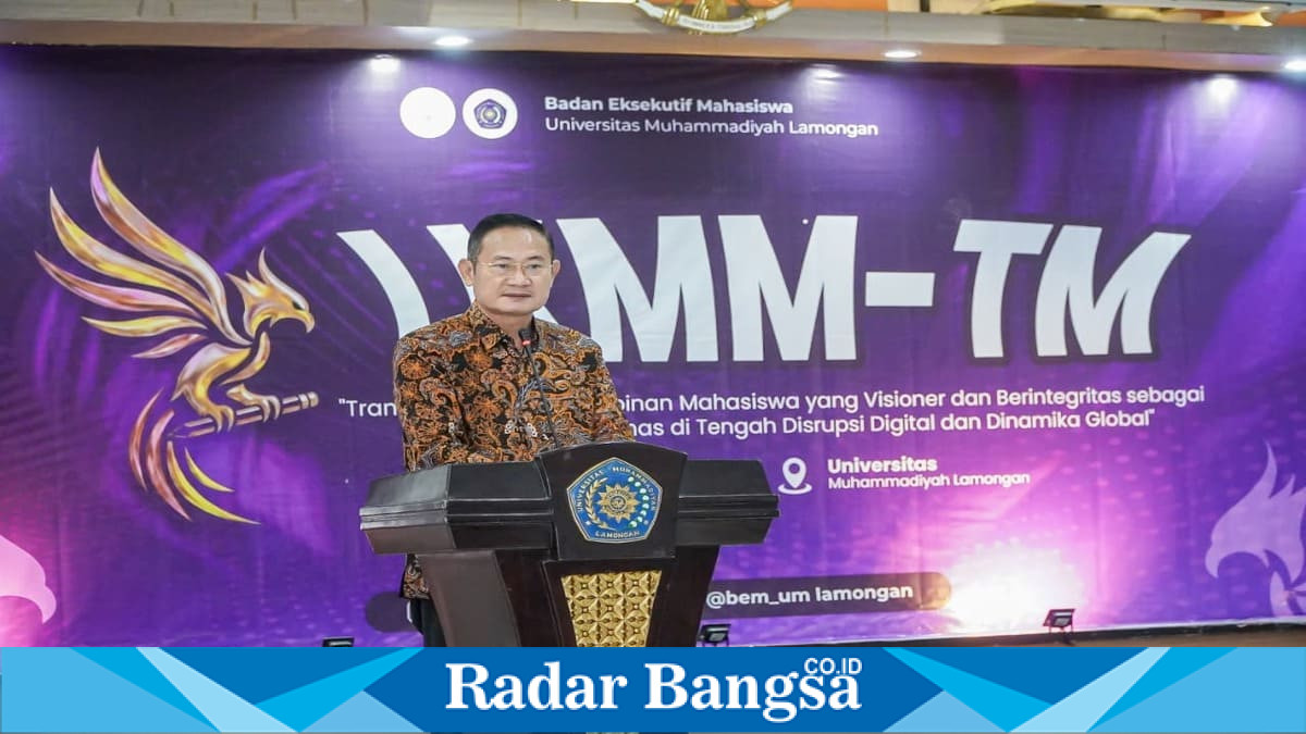 Bupati Lamongan Yuhronur Efendi menjadi keynote speaker pada kegiatan LKMM-TM BEM Universitas Muhammadiyah Lamongan, Jumat (19/6), membahas kepemimpinan antisipatif berbasis integritas untuk generasi emas. (Foto Dok Ho/RadarBangsa.co.id)