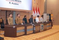 Bupati Lamongan Yuhronur Efendi menyampaikan jawaban eksekutif dalam Rapat Paripurna Pembahasan Raperda Pertanggungjawaban APBD 2025 di Kantor DPRD Lamongan, Senin (22/6). (Foto Dok Ho/RadarBangsa.co.id)